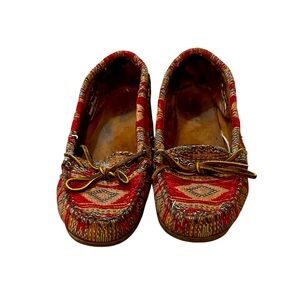Minnetonka Women's Red Patterned Moccasins size 9.5 GUC